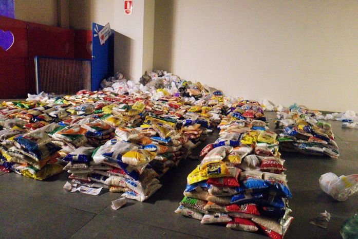 Bloco Vumbora arrasta milhares de foliões e arrecada mais de uma tonelada em alimentos