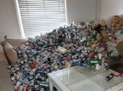 Despejado após não pagar aluguel por um ano, inquilino deixa 8 mil latas de cerveja vazias em apartamento