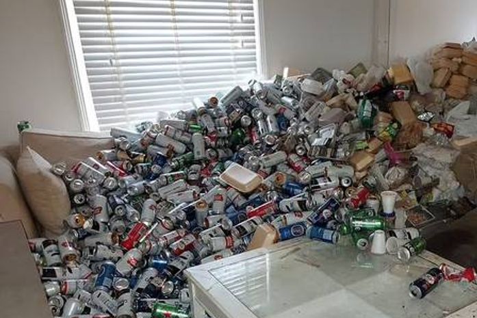 Despejado após não pagar aluguel por um ano, inquilino deixa 8 mil latas de cerveja vazias em apartamento
