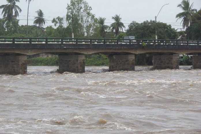 Rio Paraíba continua com nível de água alto