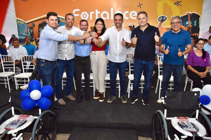 Prefeito Theobaldo Cintra entrega veículos e novas obras à população