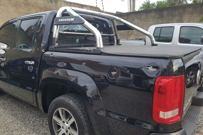 Vídeos mostram momento que bandidos invadem condomínio atirando contra militar