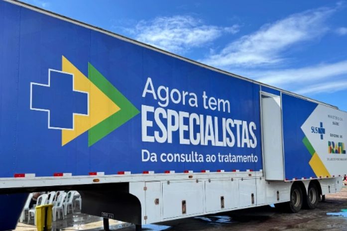 Paulão celebra passagem da carreta do programa Agora Tem Especialistas por Penedo