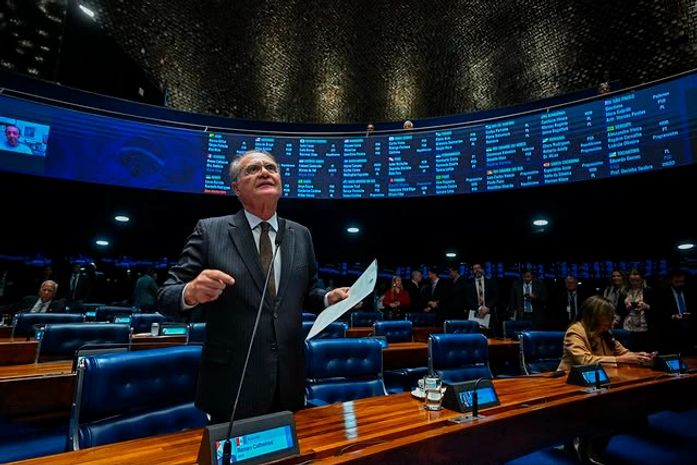 Renan Calheiros volta a defender isenção de custas judiciais para quem ganha até R$ 5 mil