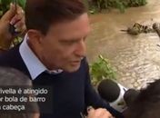Crivella é atingido por lama depois de culpar a população por enchentes