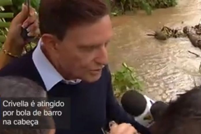 Crivella é atingido por lama depois de culpar a população por enchentes