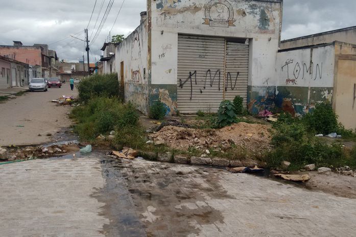 Ruas e praças do bairro Primavera estão abandonadas em Arapiraca