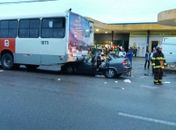 Carro colide com ônibus e deixa quatro pessoas feridas em Maceió; veja vídeo