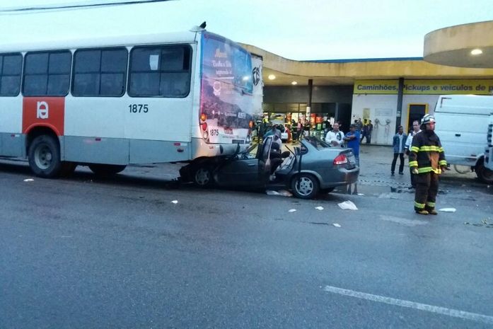 Carro colide com ônibus e deixa quatro pessoas feridas em Maceió; veja vídeo