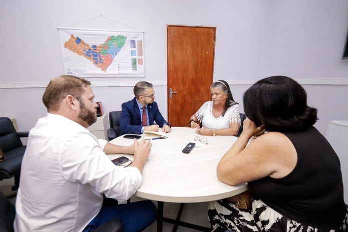 Tia Júlia se reúne com presidente da Casal e discute abastecimento de água em Palmeira