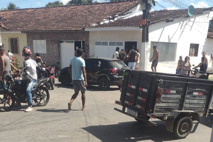 Homem é executado a tiros na calçada de residência, em Fernão Velho