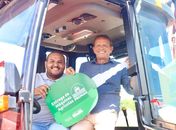 Prefeito comemora chegada de nova retroescavadeira para Matriz de Camaragibe