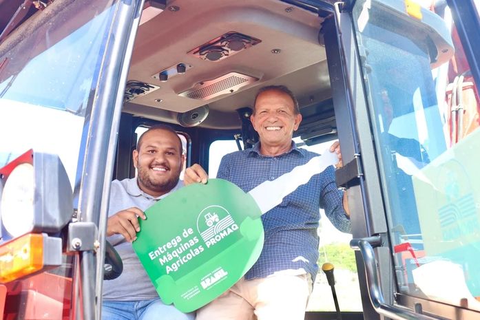 Prefeito comemora chegada de nova retroescavadeira para Matriz de Camaragibe