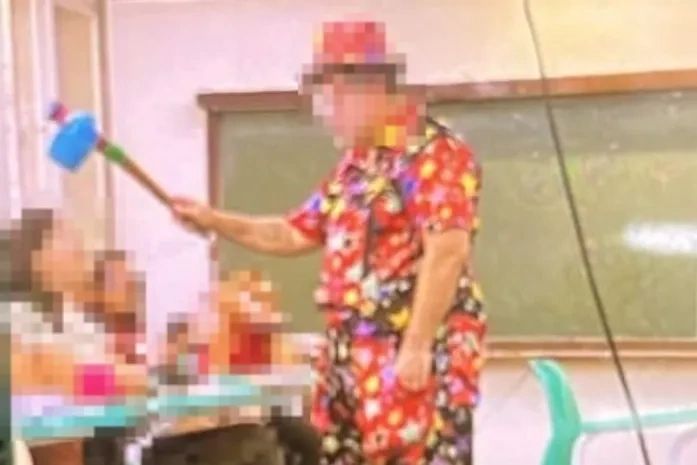 Homem fantasiado de palhaço que invadiu aulas na Ufal se pronuncia sobre acusação de importunação