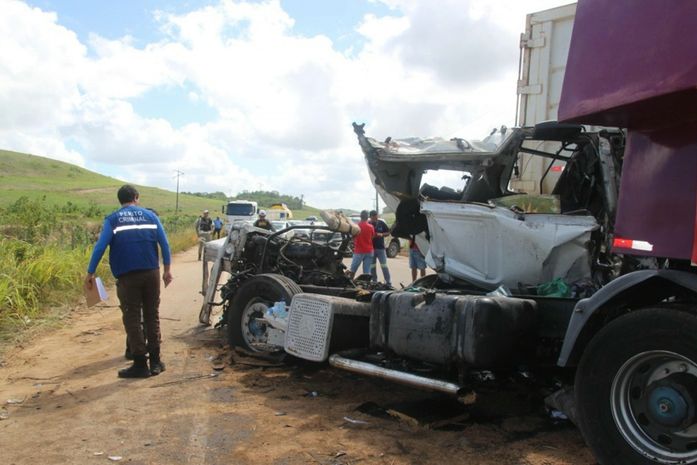 Laudo da perícia sobre colisão entre caminhão e trio elétrico, que deixou um morto e dois feridos, deve ser concluído em 10 dias