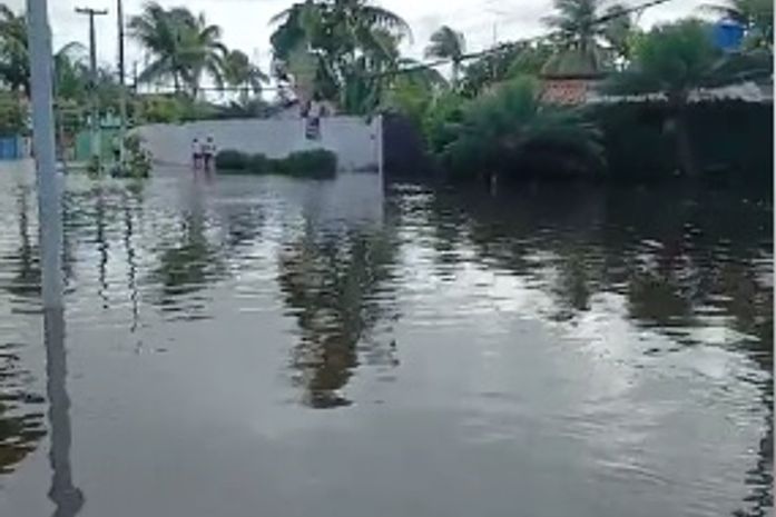 Nível do Rio Niquim sobe e invade casas na Barra de São Miguel; veja vídeo de morador