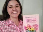Biomédica descobre câncer de mama e escreve livro que conta sobre tratamento: “É uma história que dá esperança”