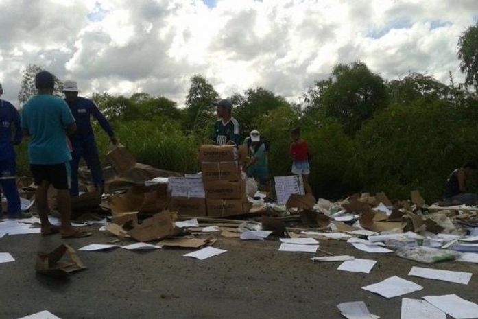 Carga ficou espalhada na pista e foi saqueada (Foto: Cortesia/Poliana Amorim)