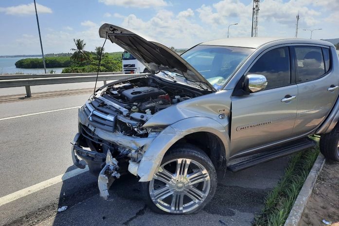 Condutor perde controle de direção e veículo colide com mureta de proteção na AL-101, em Marechal Deodoro