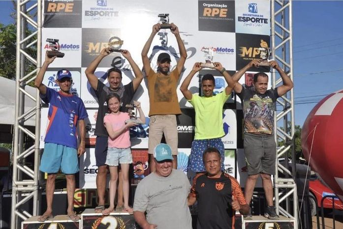 Prefeito Vilela aparece em frente ao pódio (boné azul) vibrante pelo sucesso do evento