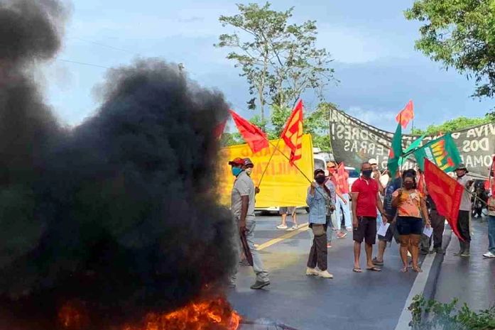 Manifestantes bloqueiam trecho de rodovia para cobrar reforma agrária