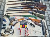 Suspeito é morto e outros três são presos por tráfico de drogas e roubos durante operação