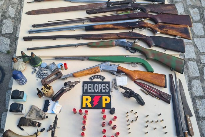 Suspeito é morto e outros três são presos por tráfico de drogas e roubos durante operação