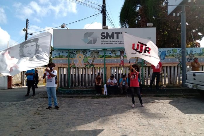 Estudantes fazem protesto em frente à SMTT pela volta da meia-passagem