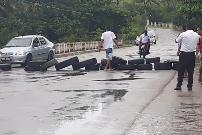 Manifestantes bloqueiam trecho da AL-101 em Maragogi