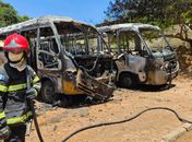 Ônibus da Prefeitura de Coité do Nóia em AL são destruídos após incêndio em pátio de secretaria