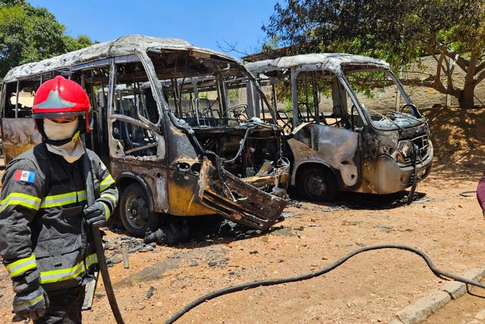 Ônibus da Prefeitura de Coité do Nóia em AL são destruídos após incêndio em pátio de secretaria