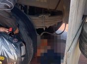 Vídeo: Motociclista fica preso às ferragens de caminhão após acidente na Durval de Góes Monteiro