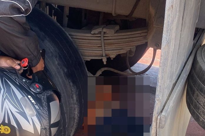 Vídeo: Motociclista fica preso às ferragens de caminhão após acidente na Durval de Góes Monteiro