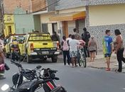 Jovem de 21 anos foi morto a tiros em frente a calçada de um prédio comercial.