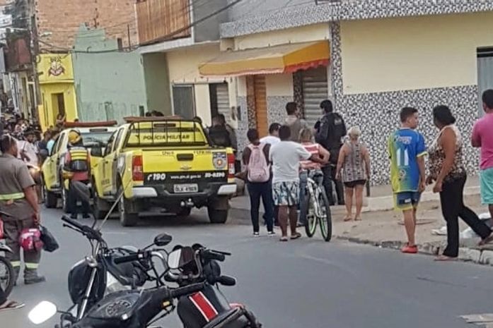 Jovem de 21 anos foi morto a tiros em frente a calçada de um prédio comercial.