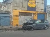 Motorista de carro de luxo perde controle do veículo e derruba poste no Poço 