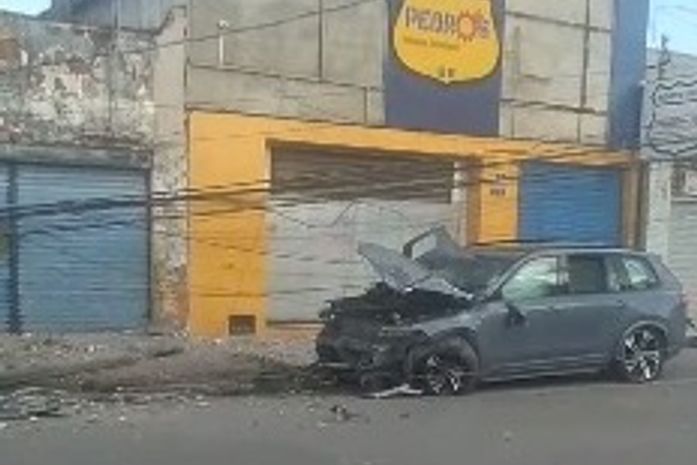 Motorista de carro de luxo perde controle do veículo e derruba poste no Poço