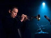 Cinebiografia "Chet Baker: A Lenda do Jazz" (2015) traz o talento e a insegurança do famoso trompetista