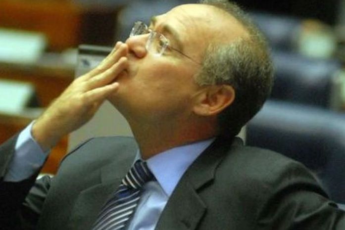 Renan Calheiros deixa a liderança do PMDB