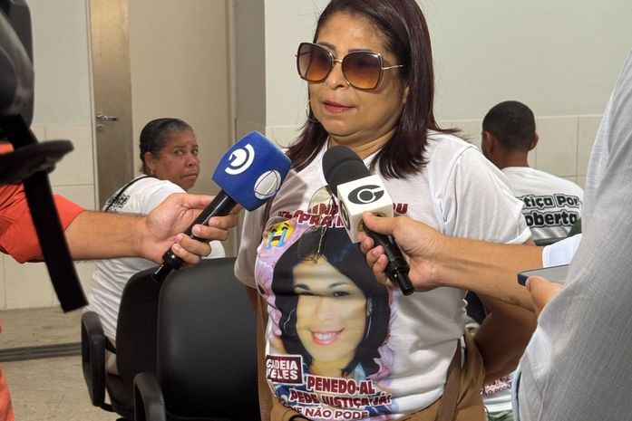 Mãe de Roberta Dias fala da expectativa com julgamento iniciado nesta quarta (23)