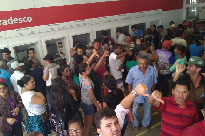 Idosos são discriminados em agencia do Bradesco em Arapiraca