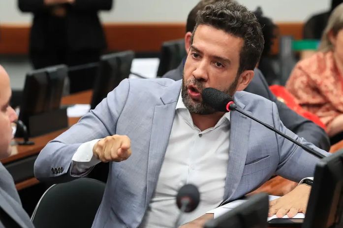 Ex-namorada consegue medida protetiva contra Janones