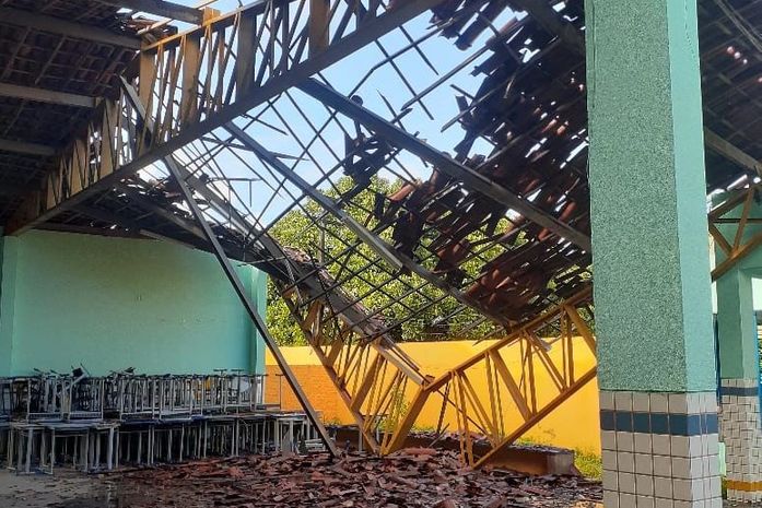 Vídeo: Parte do teto de escola desaba após fortes chuvas em Maceió