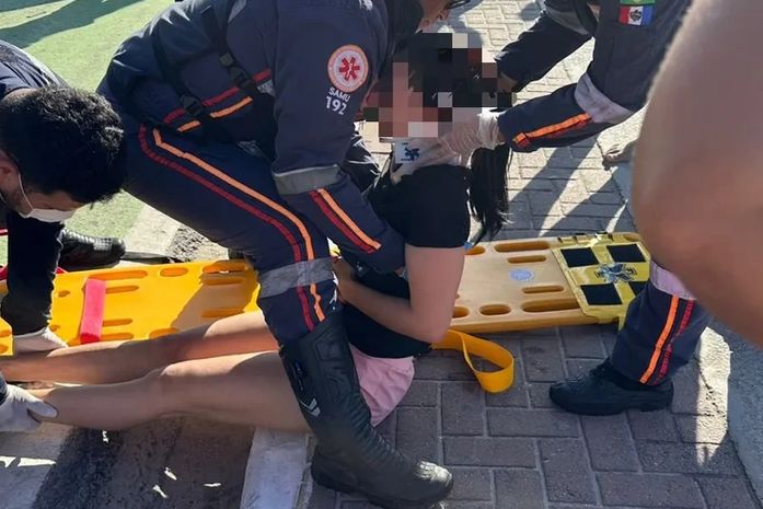 Carro invade faixa verde e atropela mulher na orla de Ponta Verde, em Maceió