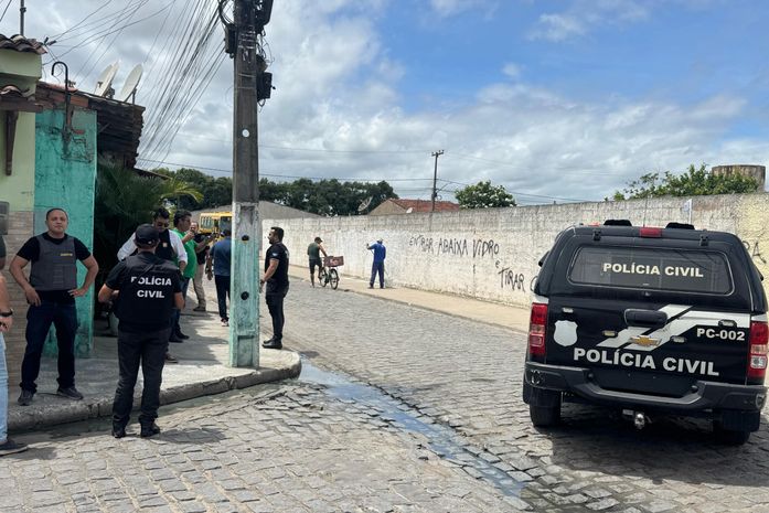 Criminosos picham muro com mensagens de ameaça a moradores e polícia reforça patrulhamento em Campo Alegre