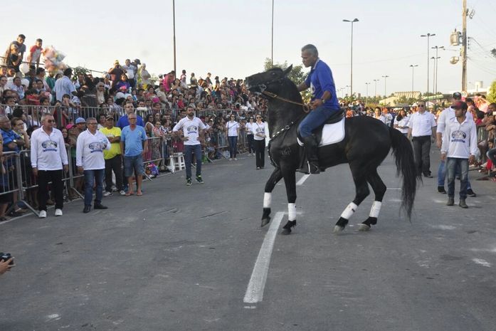 História de 10 anos de Complexo emociona público no desfile da emancipação