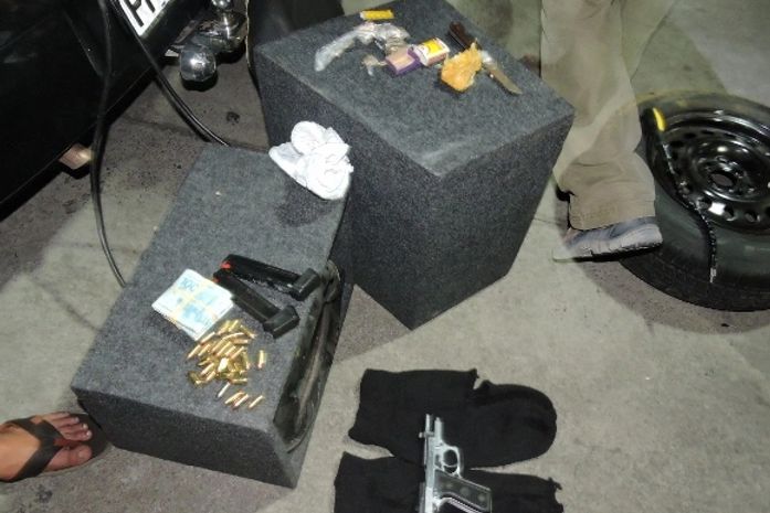 Perícia encontra armas e drogas em carro usado por acusado de esquartejamento