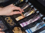 Furto dinheiro caixa registradora