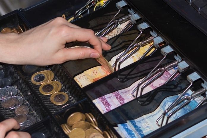 Furto dinheiro caixa registradora