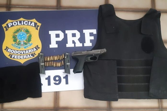 PRF prende quatro pessoas por porte ilegal de arma de fogo e crime ambiental durante fiscalizações em Alagoas